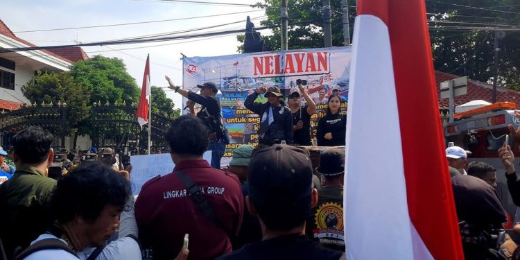 Demo Nelayan Pati Terkait Harga BBM, Bupati dan DPRD Bertemu dengan Massa