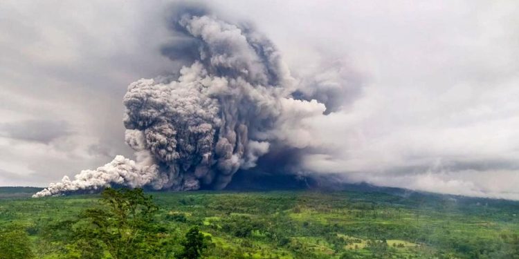 Erupsi Gunung Semeru Muntahkan Awan Panas Guguran Malam Sabtu