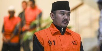 Bupati Bekasi Didakwa Terima Suap Rp11 M dan Ayahnya Rp1 M