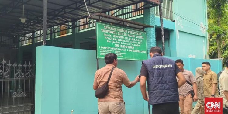 Polisi Geledah Ponpes Diduga Cabuli 11 Santri di Ponorogo