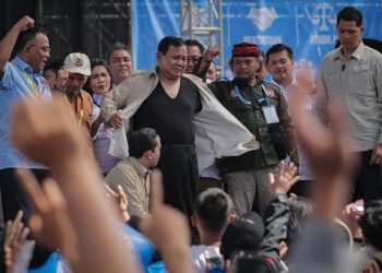 Prabowo Menari dan Buka Baju di Panggung Perayaan Hari Buruh