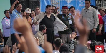 Prabowo Menari dan Buka Baju di Panggung Perayaan Hari Buruh