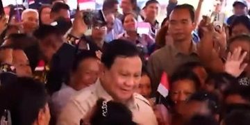 Momen Prabowo Joget Tabola Bale Bersama Warga Miangas