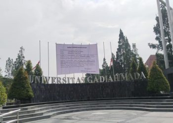 Spanduk Viral di Gerbang Kampus UGM Dilepas
