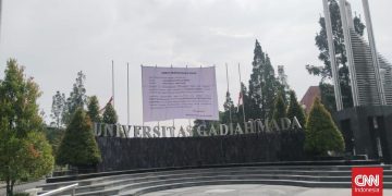 Spanduk Viral di Gerbang Kampus UGM Dilepas