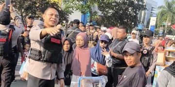 Kapolres Depok Traktir Warga Jajan saat CFD dan Ngopi Saat Patroli Malam