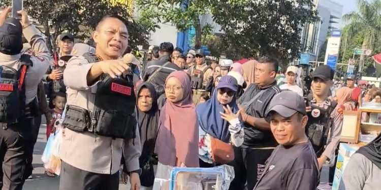 Kapolres Depok Traktir Warga Jajan saat CFD dan Ngopi Saat Patroli Malam