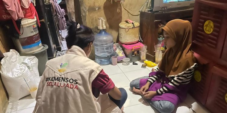 Cerita Mengharukan di Balik Pengamen Viral Bersama Anak di Depok