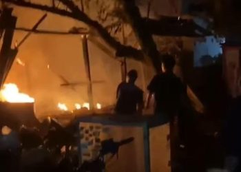Bengkel Kebakaran di Gunung Sindur, Damkar Berjuang Padamkan Api