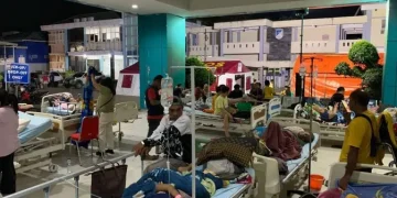 Pasien RSUD Undata Palu Terpaksa Dirawat di Pelataran Akibat Gempa Susulan
