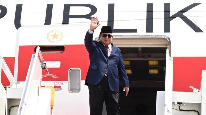 Teddy Seskab Tanggapi Kritik Rombongan Prabowo ke Luar Negeri