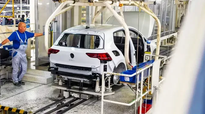 PHK 100 Ribu Karyawan Volkswagen Karena Persaingan Mobil China yang Semakin Ketat