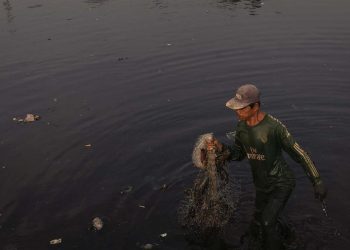 Sungai Ciujung Serang Tercemar Berwarna Hitam dan Bau Menyengat