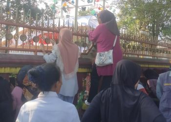 Emak-emak Lampung Berdesakan Lihat Jokowi Lewat Celah Pagar
