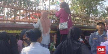 Emak-emak Lampung Berdesakan Lihat Jokowi Lewat Celah Pagar