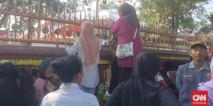 Emak-emak Lampung Berdesakan Lihat Jokowi Lewat Celah Pagar