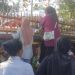 Emak-emak Lampung Berdesakan Lihat Jokowi Lewat Celah Pagar