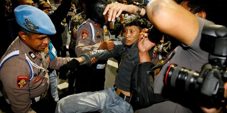 Klaim LBH Surabaya Sempat Dipersulit dalam Mendampingi Massa Aksi yang Ditahan