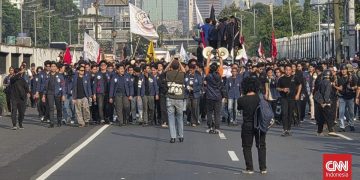 Ribuan Mahasiswa Berunjuk Rasa di DPR Soroti APBN dan MBG