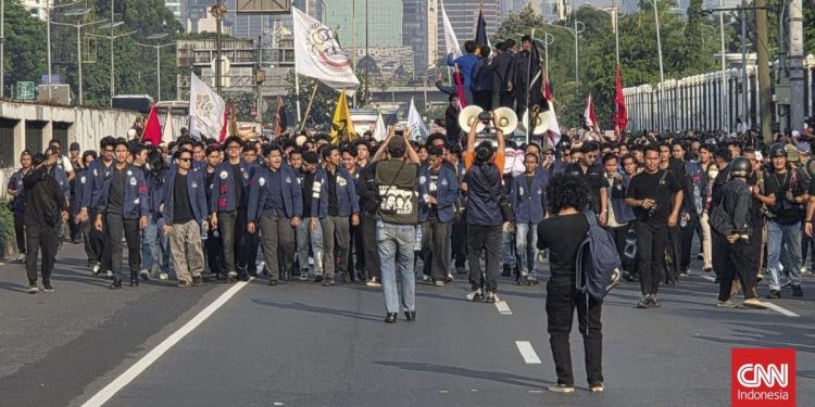 Ribuan Mahasiswa Berunjuk Rasa di DPR Soroti APBN dan MBG