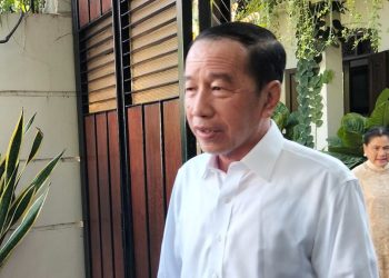 Warga Serbu Rumah, Jokowi Memilih Turun dari Mobil dan Berjalan Kaki