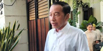 Warga Serbu Rumah, Jokowi Memilih Turun dari Mobil dan Berjalan Kaki