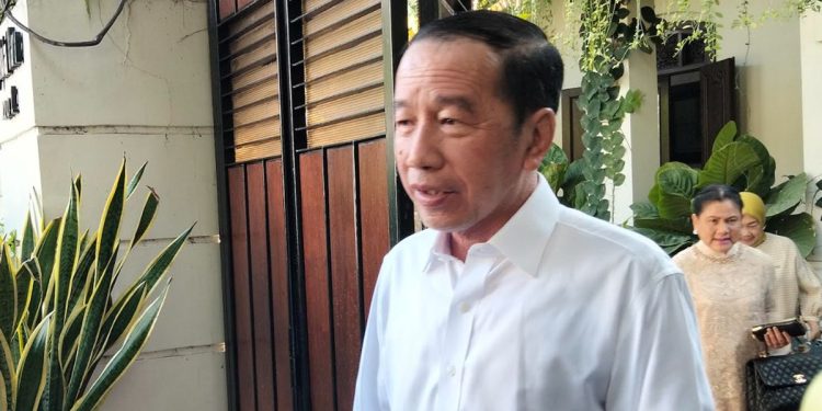 Warga Serbu Rumah, Jokowi Memilih Turun dari Mobil dan Berjalan Kaki
