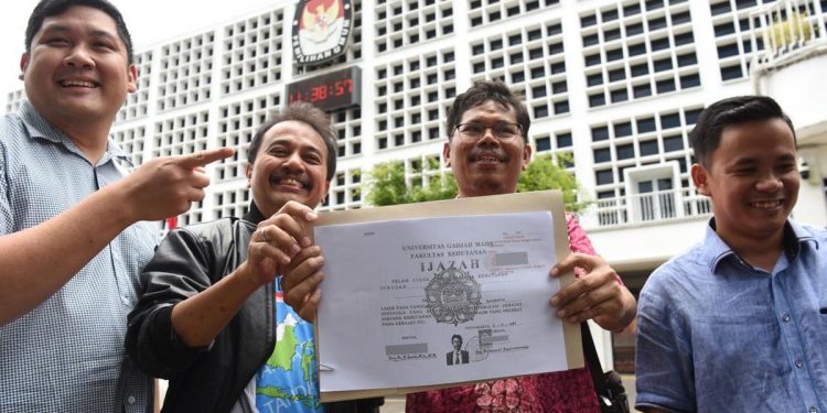 Uji Kertas dan Tinta Ijazah oleh Polisi Sebelum Tangkap Roy Suryo