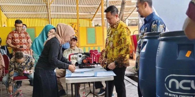 Kelurahan Susukan Bagikan 63 Tong Biopori Jumbo untuk Pilah Sampah dari Sumber