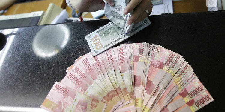 Rupiah Hari Ini Tertekan terhadap Dolar AS karena Tarif Impor Trump