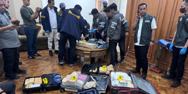 Polri Geledah Rumah di Sentul Sita 74 Kg Emas dan Ratusan Miliar Rupiah