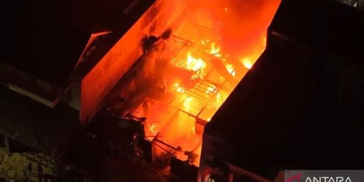 Kebakaran di Pulogadung Mengakibatkan 1 Penghuni Tewas