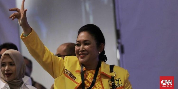 Titiek Soeharto Raih Juara 3 di Kejuaraan Menembak Kapolri Cup