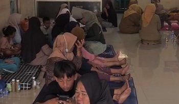 Asap TPA Jatiwaringin Masih Tebal, Warga di Posko Pengungsian Terpengaruh