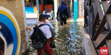 Banjir Rob Rendam Pesisir Surabaya dan Imbasnya pada Sekolah