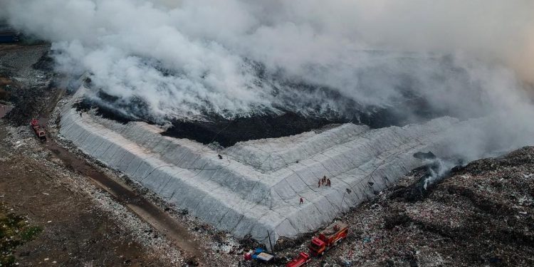 Cuaca Panas Picu Kebakaran di TPA Jatiwaringin menurut BPBD