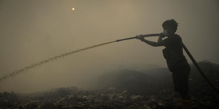 Pemkab Akan Bangun Embung di Sekitar TPA Jatiwaringin Setelah Kebakaran Padam