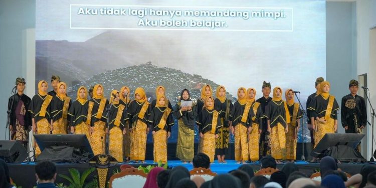 Drama Putri Mandalika dalam Bahasa Inggris Meriahkan Open House Sekolah Rakyat