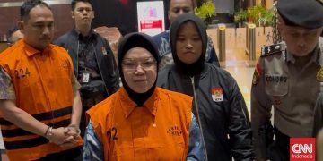 Bupati Sukoharjo Etik Suryani Ditahan oleh KPK