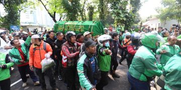 Hobi Bersantai, Bercanda, dan Makan Bersama