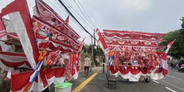 Pedagang Bendera Merah Putih Merasa Tertekan, Omzet Menurun Karena Penjualan Online