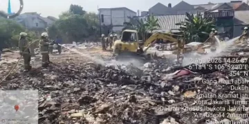 Kebakaran Tumpukan Sampah di Kramat Jati Sudah Lebih dari 30 Jam Belum Padam
