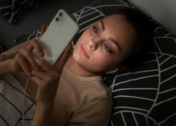 Main HP Saat Dicas Apakah Berbahaya?