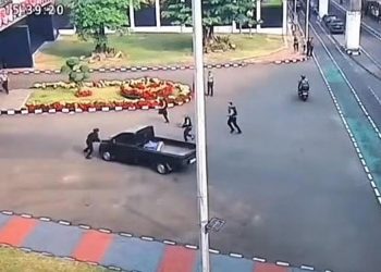 Pikap Terobos Gerbang DPR Saat Demo 27 Agustus