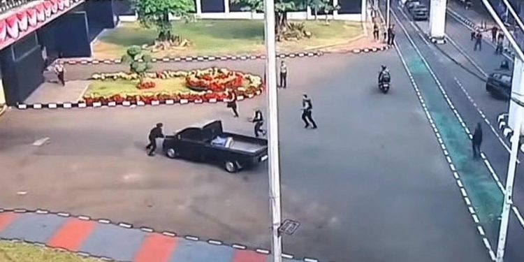 Pikap Terobos Gerbang DPR Saat Demo 27 Agustus