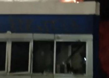 Kebakaran Pos Polisi di Bawah Flyover Slipi oleh Massa