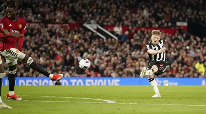 Lewis Hall Tinggalkan Newcastle, Akan Bergabung dengan Manchester United?