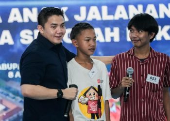 Seskab Teddy Menyambut Puisi Siswa SR Dari Jalanan Menuju Harapan