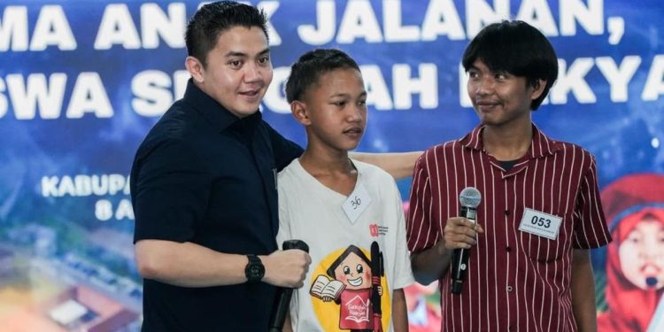 Seskab Teddy Menyambut Puisi Siswa SR Dari Jalanan Menuju Harapan