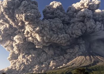 Erupsi Gunung Sinabung Evakuasi 2.451 Warga dari Dua Desa